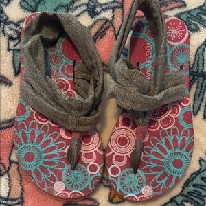 Little girls size 11 yoga sandals